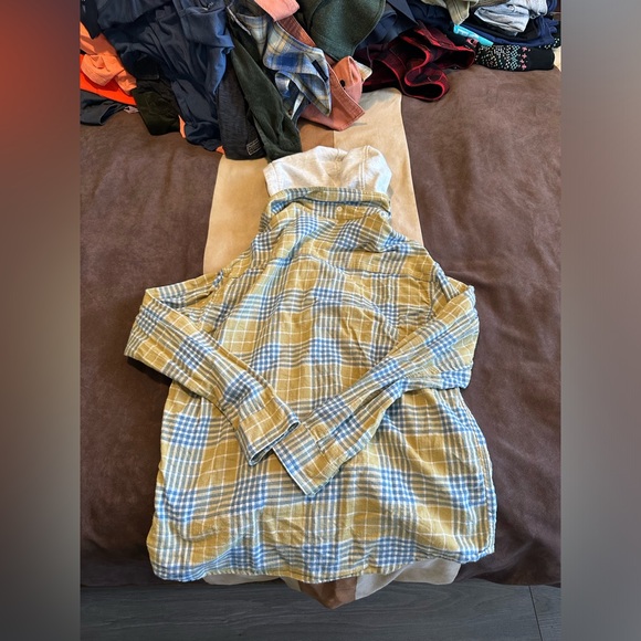 American Eagle flannel with removable hood, yellow and blue men’s large - Picture 2 of 5